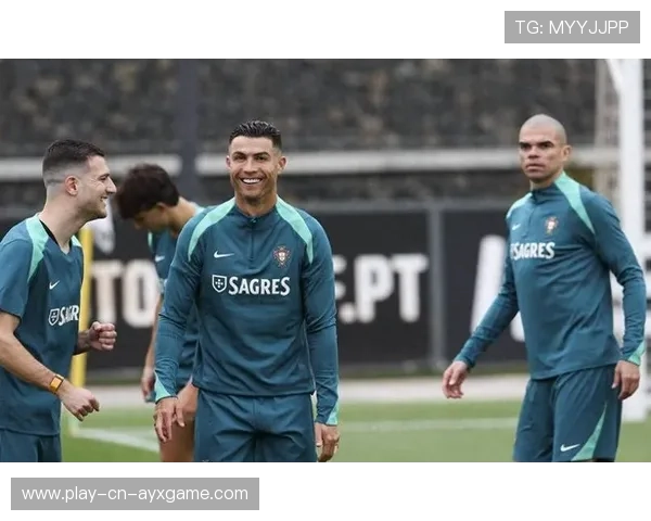 C罗与艺术家合作举办慈善拍卖引发时尚圈关注